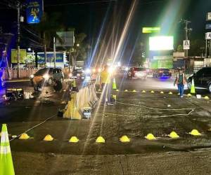La rotonda ubicada en la salida al sur fue construida durante la gestión de Nasry Asfura como alcalde del Distrito Central, pero la administración de Jorge Aldana la destruyó y hoy vuelve a ser instalada por el nuevo edil Juan Diego Zelaya.
