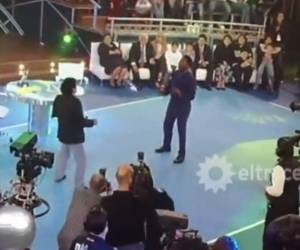 Diego Maradona y Pelé mostraron su talento ante la mirada del público presente en el set de grabación.