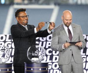 Carlos Pavón estuvo como presentador del sorteo de los grupos de la Copa Oro 2023.