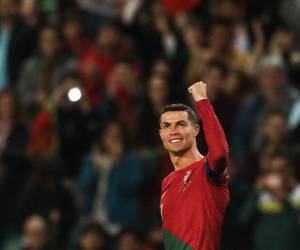 El delantero portugués Cristiano Ronaldo celebra marcar el tercer gol de su equipo durante el partido de clasificación para la UEFA Euro 2024 entre Portugal y Liechtenstein en el estadio José Alvalade de Lisboa el 23 de marzo de 2023.