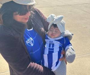 Esta bebé llegó a Dallas con un mameluco de la Selección Nacional, que en el pasado fue utilizado por su madre y su hermana mayor.