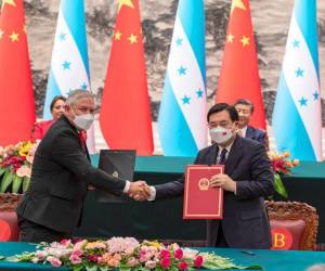 Los canciller hondureño Enrique Reina tras firmar los acuerdos bilaterales.