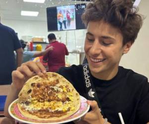 Juanpa Zurita probó las baleadas en el mercado Guamilito de San Pedro Sula.