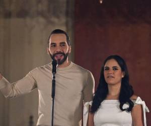 El mandatario habló frente a los salvadoreños junto a su esposa Gabriela Rodríguez.