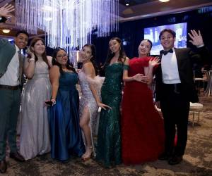 Una elegante gala, celebrada en el Centro de Convenciones del Hotel Honduras Maya, convocó a 28 nuevos profesionales de la Mayan School, acompañados de sus familiares y amistades cercanas, para celebrar por todo lo alto su ansiada fiesta prom. A continuación las fotografías investidas de amor y orgullo.