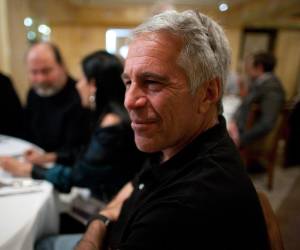 Epstein dijo que un compañero de celda intentó matarle, y el informe de la investigación también recoge el testimonio de un funcionario que afirmó lo mismo.