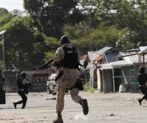 Un periodista de la AFP que visitó la cárcel el domingo por la mañana vio una decena de cadáveres en los alrededores de la prisión.