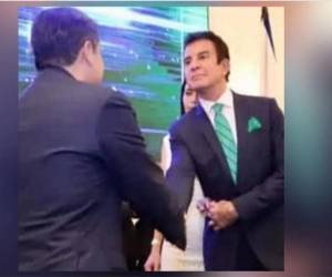 Salvador Nasralla saludando a Juan Orlando Hernández en un evento religioso.