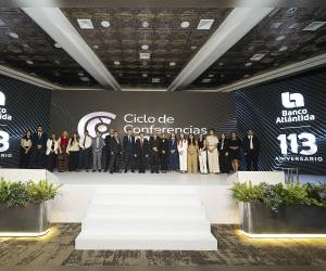 Autoridades de Banco Atlántida junto a los conferencistas invitados durante el ciclo “Perspectivas Económicas: Honduras 2026” realizado en Tegucigalpa.