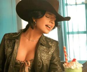 Ángela Aguilar, la famosa hija de Pepe Aguilar, ha llamado la atención de los internautas por sus últimas declaraciones respecto al tipo de hombres que la atraen. Y es que difícilmente se conocen algunos pormenores de sus relaciones pasadas, por lo que, más allá del físico, sus gustos aún forman parte de un enigma. A continuación, los detalles que la intérprete compartió.