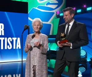 Ángela junto al nieto que le ayudó a cumplir su sueño de convertirse en cantante.