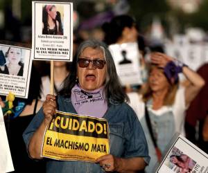 En esa capital, miles de mujeres, pero también hombres, se manifestaron en la noche desde la Biblioteca Nacional pidiendo protección.