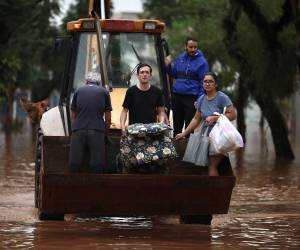 El desafío es titánico y a contrarreloj: autoridades y vecinos intentan evitar una tragedia aún mayor a la que ya vive el estado brasileño de Rio Grande do Sul, donde 66 personas murieron y 80,000 fueron desalojadas por las inundaciones, según las autoridades. A continuación las imágenes.