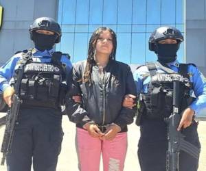 Una mujer de 20 años fue capturada por presunta explotación sexual. De acuerdo al expediente investigativo, la mujer era la encargada de trasladar a las víctimas a distintos moteles del Distrito Central.