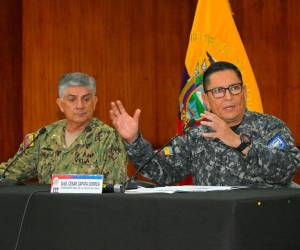El comandante general de la Policía, César Zapata, junto al jefe de las Fuerzas Armadas del Ecuador, almirante Jaime Vela, durante una conferencia de prensa en Quito.