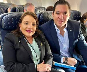 La presidenta Xiomara Castro junto a Héctor Zelaya viajaron en un vuelo comercial.