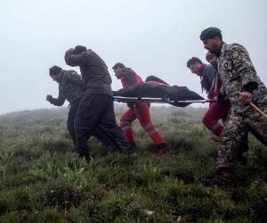 Los socorristas iraníes recuperaron este lunes los cuerpos del presidente iraní, Ebrahim Raisi, y de los otros ocho pasajeros del helicóptero que se estrelló el domingo en el noroeste de Irán.