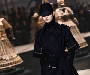 Dior rindió homenaje el martes a su “miss”, creación de los años sesenta cuando “la <b>moda</b> salía del taller para conquistar el mundo”, al ritmo de “Je t’aime, moi non plus”, del dúo Jane Birkin/ Serge Gainsbourg.