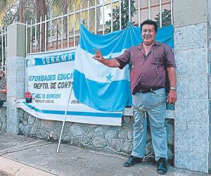 El maestro Wilson Mejía se encadenó ayer a la Dirección Departamental de Educación en Cortés exigiendo que se respeten sus derechos. Esto surge por el nombramiento de la nueva directora, Luz Azalea.