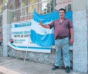 El maestro Wilson Mejía se encadenó ayer a la Dirección Departamental de Educación en Cortés exigiendo que se respeten sus derechos. Esto surge por el nombramiento de la nueva directora, Luz Azalea.