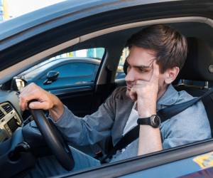El ruido, la contaminación y el estrés son problemas de salud pública presentes en las grandes ciudades. Los embotellamientos y el caos vial son causantes de esas situaciones.