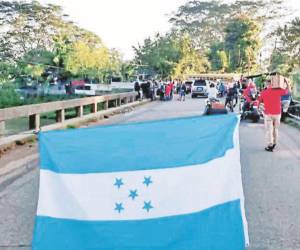 El puente sobre el río Tocoa fue escenario de manifestaciones el martes en el Bajo Aguán, pues temen perder sus fuentes de empleo.