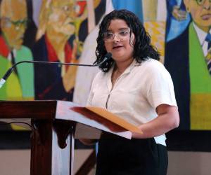 Meyber, originaria de Lempira y parte de la primera generación de niñas y niños lectores de las bibliotecas, fue la invitada de honor del evento.