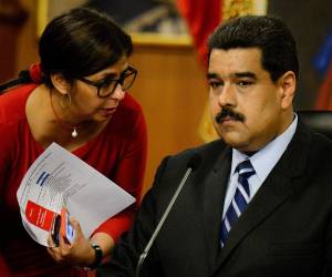 La vicepresidenta ejecutiva de Venezuela, Delcy Rodríguez, es la líder que se perfila para liderar una transición del chavismo en el país suramericano, luego de que Estados Unidos capturara al mandatario Nicolás Maduro tras una oleada de ataques militares en Caracas y otras zonas de la nación petrolera. Aquí su trayectoria: