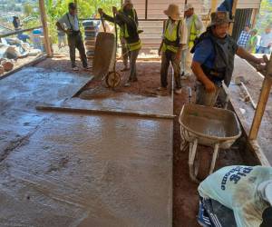 Fundición de piso en la colonia Suazo Córdova, uno de los proyectos recientes de la Dirección de Gestión Comunitaria de la AMDC.