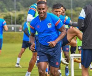 Brayan Beckeles calienta la semifinal de vuelta entre Motagua y Olimpia.