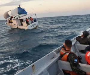 En una operación de localización y rescate, elementos de la Fuerza Naval de Honduras lograron auxiliar a los tripulantes de la embarcación “Miss Yarely”.