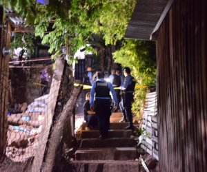 Autoridades policiales llegaron al lugar de los hechos para realizar las investigaciones de este triple asesinato.