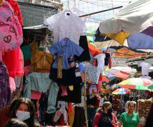 En los mercados capitalinos ya están disponibles los uniformes escolares. En la quinta avenida de Comayagüela, los vendedores llaman a la ciudadanía a comprar.