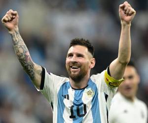 El delantero número 10 de Argentina, Lionel Messi, celebra después de derrotar a Croacia 3-0 en el partido de semifinales de fútbol de la Copa Mundial de Qatar 2022 entre Argentina y Croacia en el Estadio Lusail en Lusail, al norte de Doha, el 13 de diciembre de 2022.