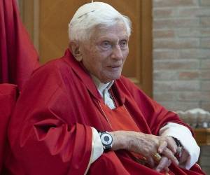 El Vaticano informó que el papa está “grave” pero lúcido.