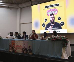 <i>Lanzamiento de la campaña Comiendo Mentiras. En la imagen, activistas y miembros del Movimiento Hondureño por la Alimentación y la Salud (MAYS) se reúnen para concienciar sobre los riesgos para la salud asociados con el consumo de alimentos ultraprocesados</i>.