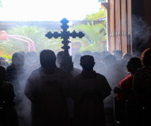 Los nicaragüenses participaron en la manifestación, donde se mencionaron los nombres de los clérigos encarcelados.