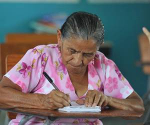 Doña María tiene 69 años. Acudió junto a su hermana, Margarita, al programa para aprender a leer y escribir. Se siente feliz de plasmar su nombre cuando firma algo en el banco.