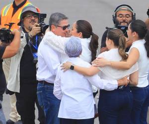 Con un abrazo y un beso de su esposa, Ana García de Hernández, fue recibido Juan Orlando Hernández al regresar a Honduras. El emotivo reencuentro ocurrió este domingo en el Aeropuerto Internacional Palmerola, donde familiares y simpatizantes esperaban la llegada del exmandatario.