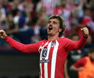 El delantero francés #07 del Atlético de Madrid, Antoine Griezmann, celebra marcar el tercer gol de su equipo durante el partido de fútbol de la liga española entre el Club Atlético de Madrid y el Girona FC en el estadio Metropolitano de Madrid el 13 de abril de 2024.