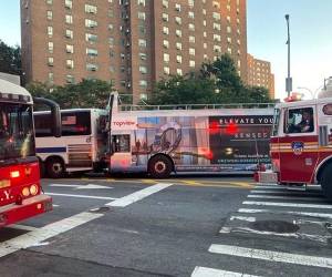 “Ambos buses parecían ir completamente llenos”, reportó Paul Hopper, subjefe de la división de emergencias y servicios médicos del Departamento de Bomberos.