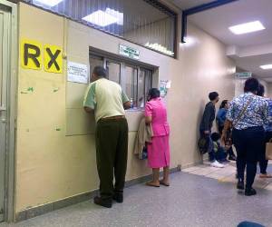 Son varios los pacientes que reciben la mala noticia; su rostro se llena de angustia y preocupación cuando les dicen que las maquinas no sirven.