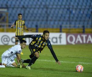 Mayron Flores lucha la pelota contra un jugador de Comunicaciones.