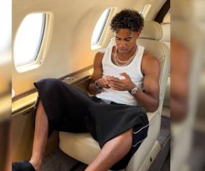 El futbolista español Lamine Yamal causó sensación este martes con su visita a la ciudad colombiana de Cartagena de Indias, a donde llegó para pasar sus vacaciones después de coronarse como campeón del Mundial de 2026 junto a su selección.