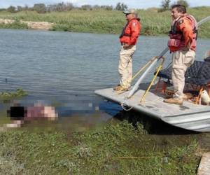 Las autoridades llevaron los cuerpos hasta la orilla del río Bravo.