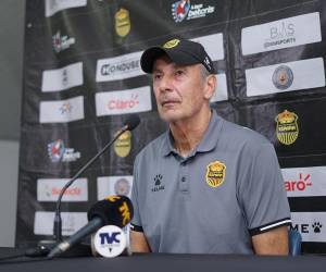 Brayan Moya es defendido por Falero.