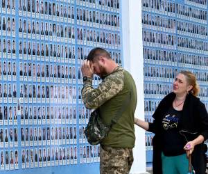 Un militar ucraniano reacciona ante un muro de memoria de los soldados ucranianos caídos en Kiev el 29 de junio de 2023, en medio de la invasión rusa de Ucrania.