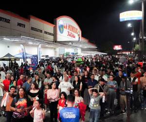El rugido de los motores sacudió La Mundial Toncontín en una jornada que duplicó todas las expectativas de asistencia. Cientos de máquinas personalizadas y clubes de todo el país convirtieron el asfalto en una verdadera fiesta.