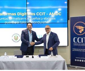 Juan Diego Zelaya alcalde del DC y Karim Faraj, presidente de la CCIT oficializan la firma del convenio para impulsar el empleo y el emprendimiento en la capital.