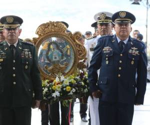 La alta cúpula de las Fuerzas Armadas, la Policía Nacional y la Embajadora de Estados Unidos en Honduras, Laura Dogu, llegaron este jueves a la Basílica Menor de Suyapa para rendirle tributo a la Patrona de Honduras.